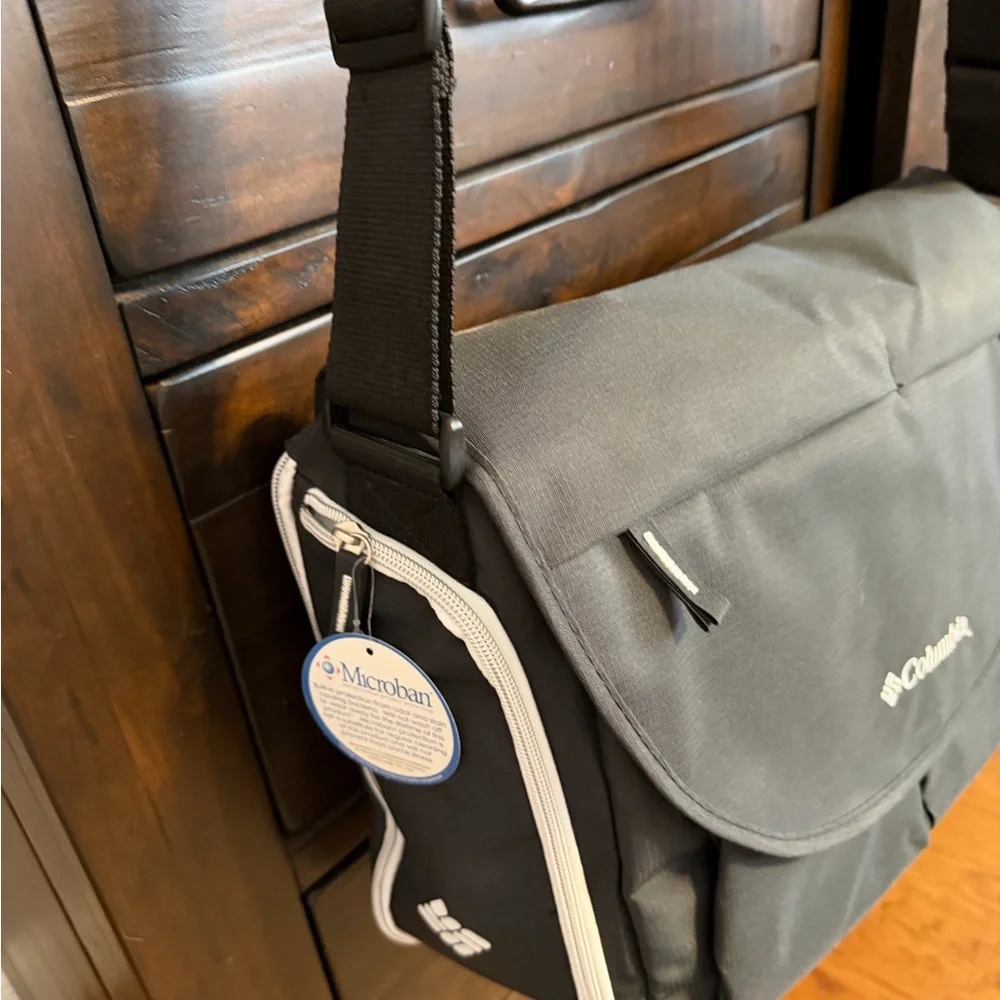 Columbia Diaper Bag with thermal bottle compartment large. Black
